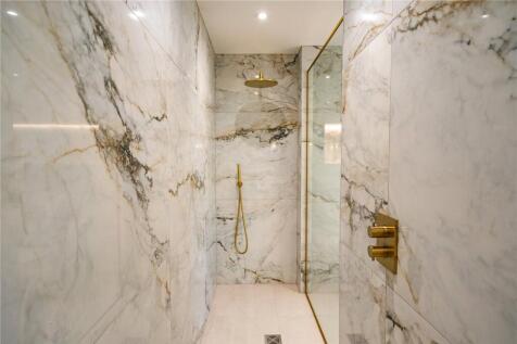 Family Bathroom (3)