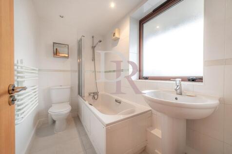 EN-SUITE BATHROOM