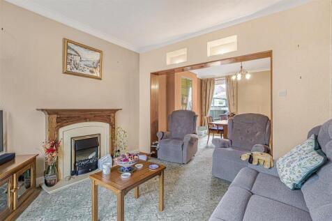 Lounge/dining room .jpg
