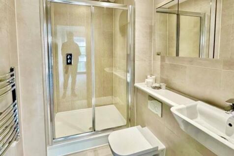 EN-SUITE SHOWER ROOM