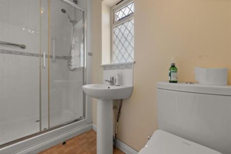 GROUND FLOOR SHOWER ROOM