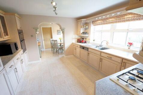 Kitchen and breakfast area