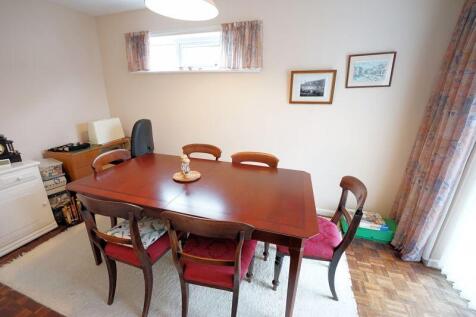 Separate reception rooms