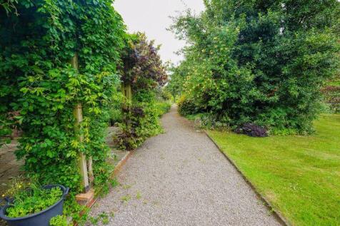 Gravelled avenues