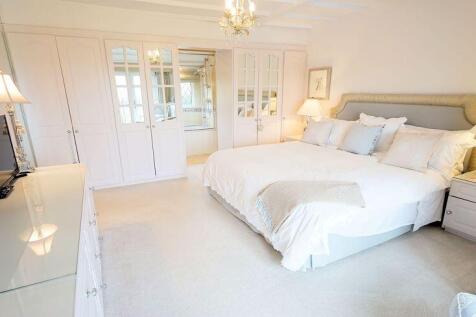 Principal bedroom with en suite