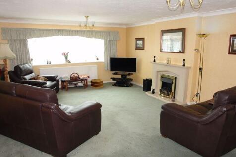 Superb 21&#39; x 15&#39; living room