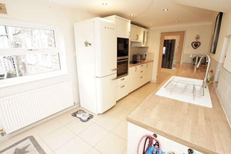 Fully fitted kitchen