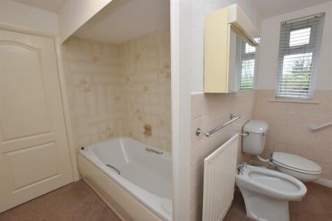 FAMILY BATHROOM/WC