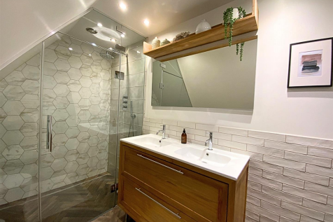 EN SUITE SHOWER ROOM