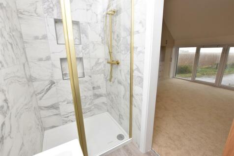 EN SUITE SHOWER ROOM