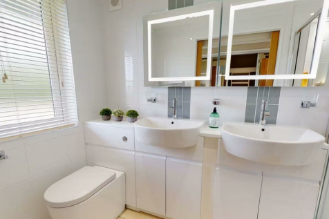 MASTER BEDROOM EN SUITE