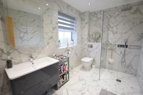EN SUITE SHOWER ROOM