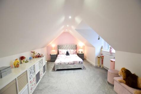 DOUBLE BEDROOM