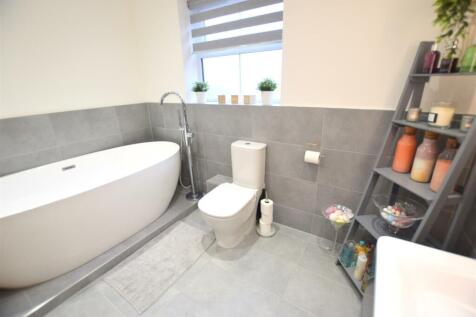 FAMILY BATHROOM,/WC