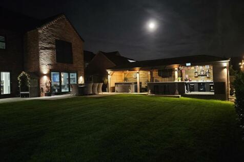 TWILIGHT PHOTO OF THE REAR GARDEN