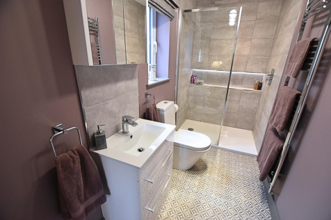 EN SUITE SHOWER ROOM