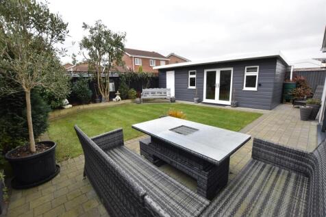 SUMMER HOUSE/BAR