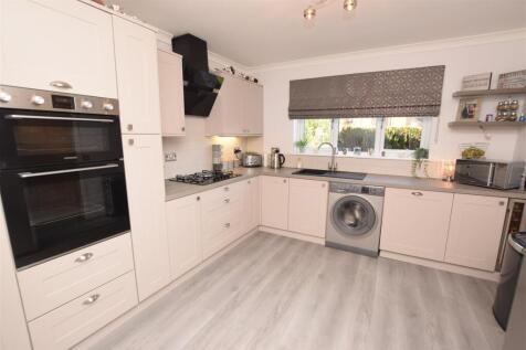 FITTED KITCHEN