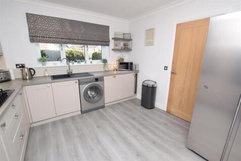 FITTED KITCHEN