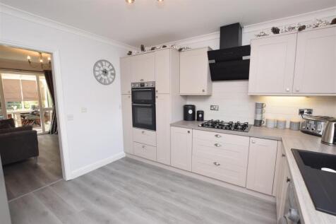 FITTED KITCHEN
