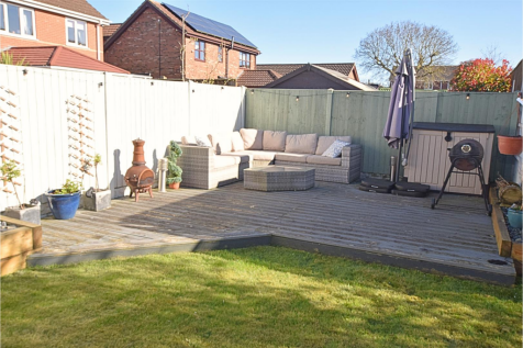 GARDEN DECKED SEATING AREA