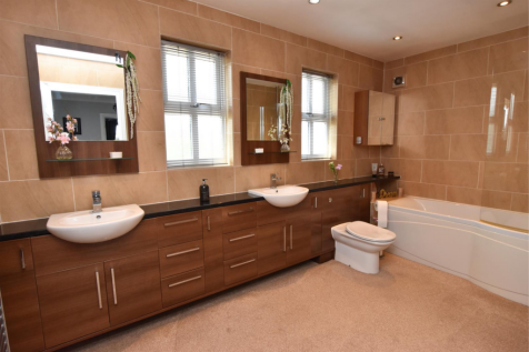 FAMILY BATHROOM/WC