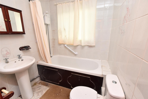 BATHROOM (REAR)
