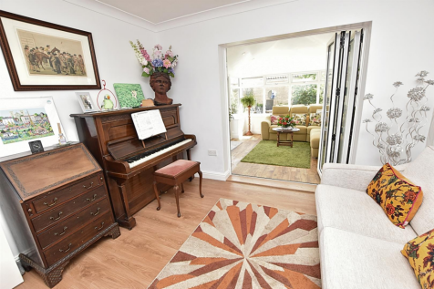 SNUG/REAR SITTING ROOM