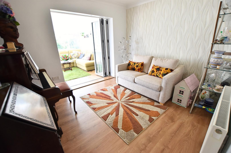 SNUG/REAR SITTING ROOM