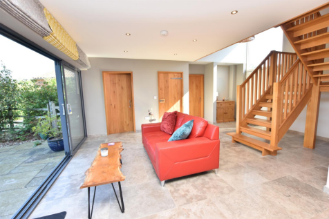 LOUNGE/DINING AREA