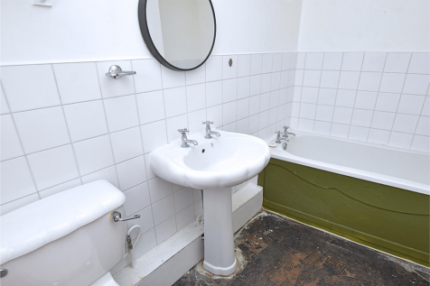 BATHROOM (DOWNSTAIRS)