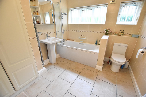 EN SUITE BATHROOM