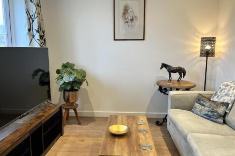 SNUG/ PLAYROOM (FRONT)