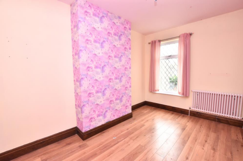 BEDROOM 2 (MIDDLE)