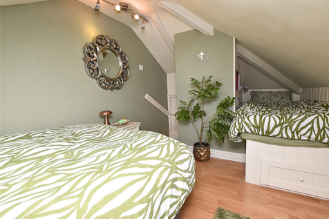 ROOF ROOM / BEDROOM