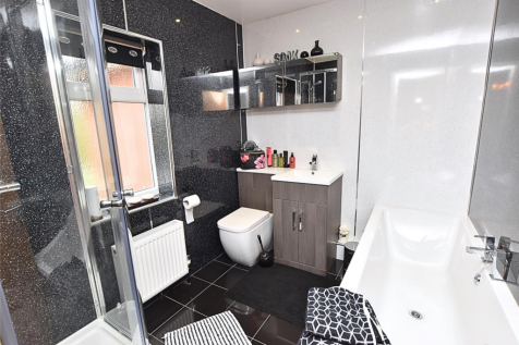 FAMILY BATHROOM/WC