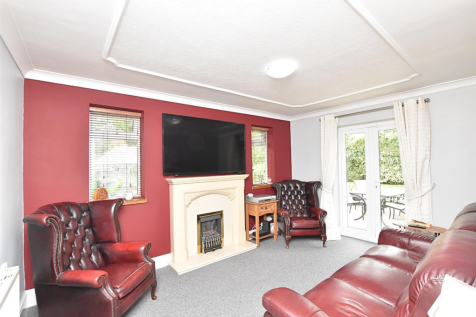 LOUNGE (REAR)