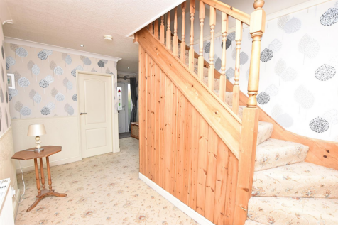 L SHAPED ENTRANCE HALL