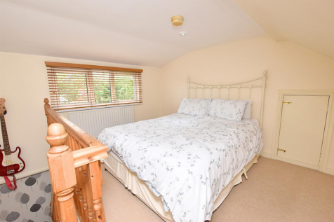 OCCASIONAL BEDROOM/HOBBIES ROOM