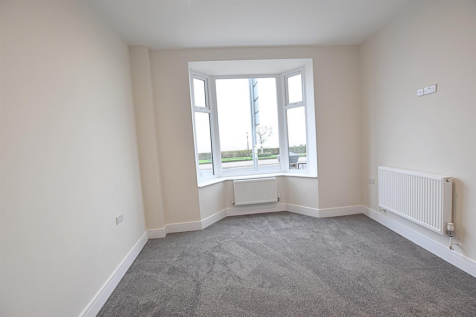 LIVING ROOM (OR ALTERNATE BEDROOM)