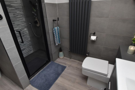 ENSUITE BATHROOM WITH SHOWER ENCLOSURE