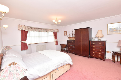 BEDROOM 1 (FRONT)