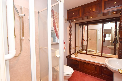 EN SUITE BATHROOM