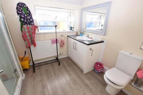 GROUND FLOOR SHOWER ROOM/UTILITY