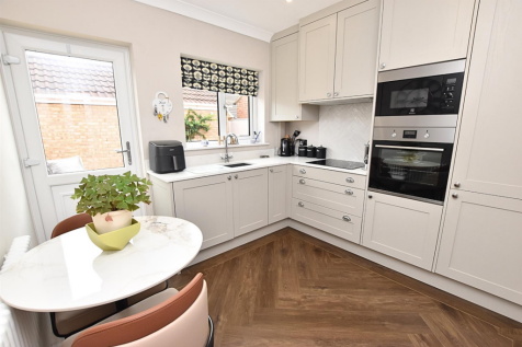 KITCHEN/BREAKFAST ROOMREAR)