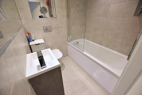 EN SUITE BATHROOM