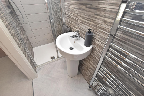 EN SUITE SHOWER ROOM