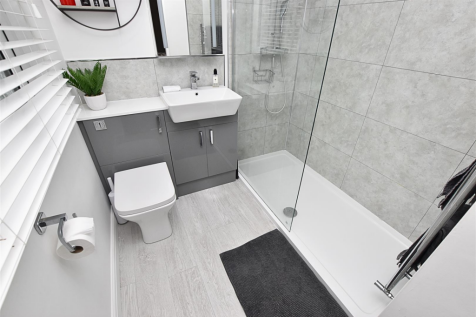 EN SUITE SHOWER ROOM