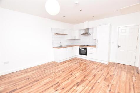 LOUNGE/FITTED KITCHEN