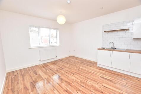 LOUNGE/FITTED KITCHEN (FRONT)